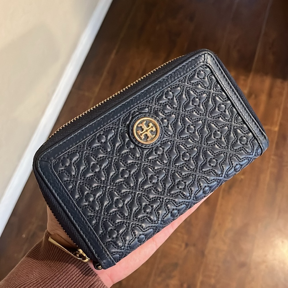 Tory Burch quilted wallet (pre owned)